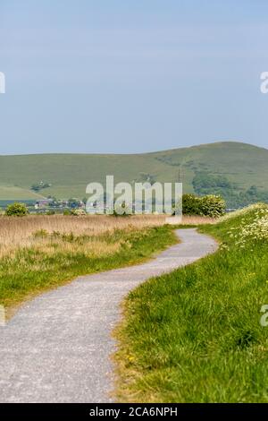 Un sentiero attraverso la campagna del Sussex, in una soleggiata giornata di primavera Foto Stock