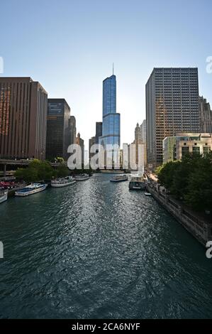Chicago, Illinois - 8 agosto 2019 - Torre Trump e fiume Chicago in una chiara mattina estiva. Foto Stock