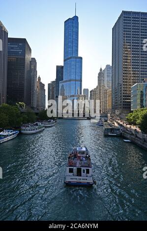 Chicago, Illinois - 8 agosto 2019 - Torre Trump e fiume Chicago in una chiara mattina estiva. Foto Stock