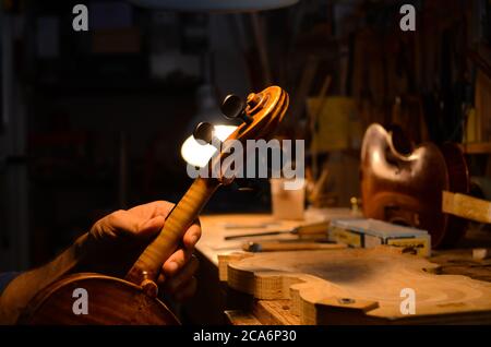 Liutaio artigiano che istituisce un violino nella sua officina Foto Stock