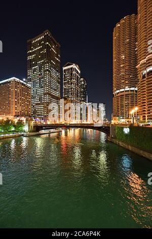 Chicago, Illinois - 8 agosto 2019 - Vista del fiume Chicago, i suoi ponti e gli edifici circostanti sulla notte estiva limpida e soleggiata. Foto Stock