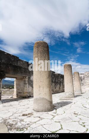 Colonne di pietra nella Sala delle colonne del Palazzo, edificio 7, nelle rovine della città Zapotec di Mitla a Oaxaca, Messico. Foto Stock