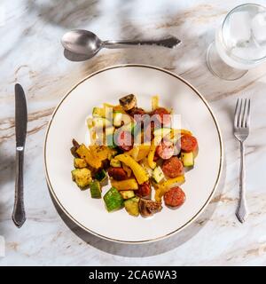 Cipolle e peperoni di salsiccia andouille con zucca di zucchine e condimento italiano Foto Stock