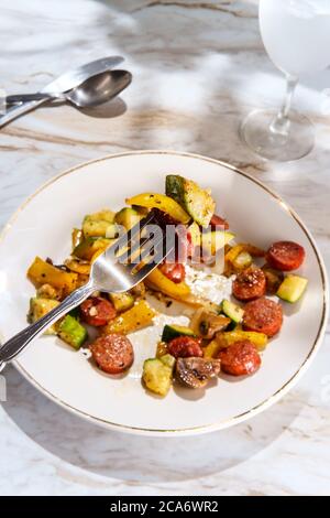 Cipolle e peperoni di salsiccia andouille con zucca di zucchine e condimento italiano Foto Stock