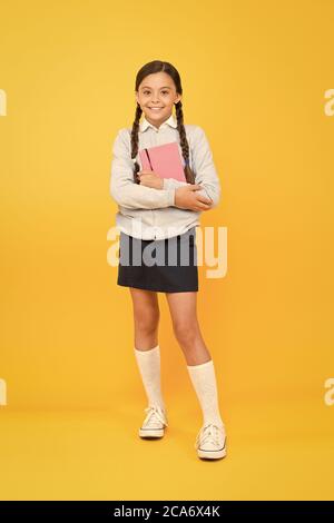 Incentrato sull'istruzione. KId ragazza diligente gli studenti piace studiare. Studio nella scuola secondaria. Homeschooling e la lezione privata. Adorabile bambino schoolgirl. L'istruzione formale. Istruzione scolastica di base. Foto Stock