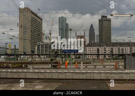 Lavoratori ferroviari che svolgono lavori di manutenzione sulle piste della Stazione Centrale di Francoforte Foto Stock