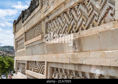 Particolare dei pannelli in pietra a grintolo sul Palazzo nelle rovine della città Zapotec di Mitla a Oaxaca, Messico. Patrimonio dell'umanità dell'UNESCO. Foto Stock