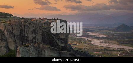 Alba sui monasteri di Meteora. Foto Stock