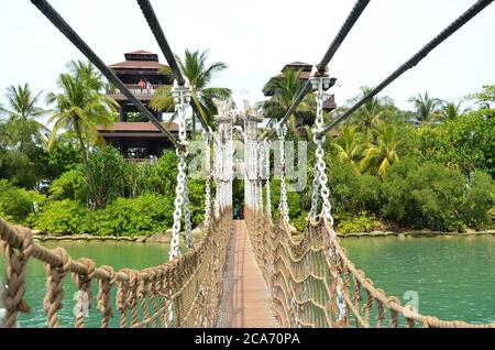 Ponte che collega Palawan Beach al punto più meridionale dell'Asia continentale Foto Stock