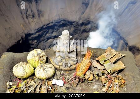 Una vista dalla cima del cratere di bromo attivo con segno religioso. Foto Stock