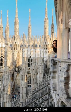 MILANO, ITALIA - OTTOBRE 14. 2014 donna sul tetto del Duomo di Milano Italia Foto Stock