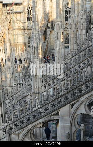 MILANO, ITALIA - OTTOBRE 14. Donna Oktober 14, 2014 persone sul tetto del Duomo di Milano Italia Foto Stock