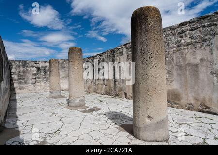 Colonne di pietra nella Sala delle colonne del Palazzo, edificio 7, nelle rovine della città Zapotec di Mitla a Oaxaca, Messico. Un eroe mondiale dell'UNESCO Foto Stock