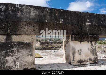 Vista sul cortile D dalla Sala delle colonne nelle rovine della città Zapotec di Mitla, Messico. Notare l'architrave monolitico sopra il doo Foto Stock