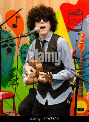 17 marzo 2012, Austin, Texas, USA: LP aka Laura Pergolizzi esegue Toyko Sunrise e Into the Wild LP al MyMusicRx di Fader Fort. (Immagine di credito: © Billy Bendight/ZUMA Wire) Foto Stock