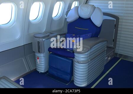 Cabina di prima classe (pre 2013) in Lufthansa German Airlines, Airbus A340-300 Foto Stock