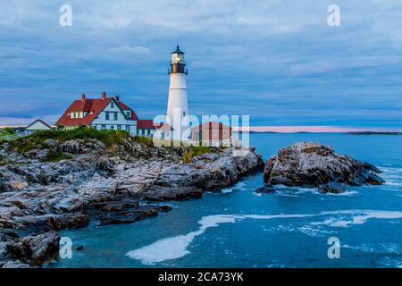 Faro di Portland Head a Fort Williams Park, Cape Elizabeth, Maine poco prima del tramonto. Foto Stock