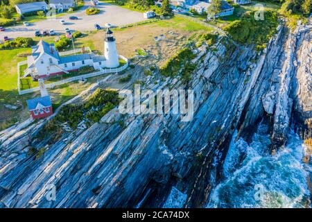 Vista aerea di Pemaquid Point Light, un faro situato vicino a Bristol, Maine, alla punta del collo di Pemaquid. Foto Stock