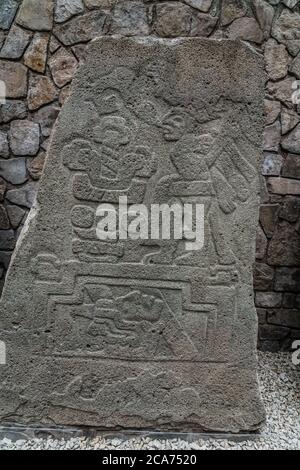 Un monumento in pietra scolpita nel Monte Alban Site Museum, Oaxaca, Messico. Patrimonio dell'umanità dell'UNESCO. Foto Stock