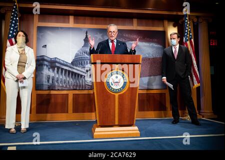 Il senatore Chuck Schumer (D-NY) parla alla conferenza stampa settimanale del Senato democratico. Foto Stock