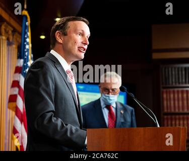 Il senatore Chris Murphy (D-CT) parla alla conferenza stampa settimanale del Senato democratico. Foto Stock