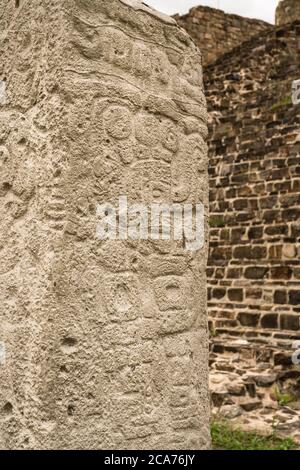 Stela 9 è un obelisco in pietra scolpito su tutti e quattro i lati di fronte alla piattaforma Nord delle rovine precolombiane Zapotec di Monte Alban a Oaxaca, Messico Foto Stock