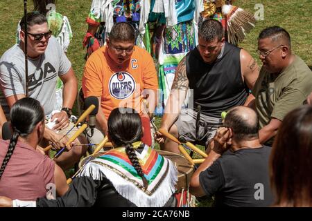 Keshena, Wisconsin, Stati Uniti. 2019-08-03 Annual Menominee Nation Pow Wow. Drum Circle nativo a un pow wow Foto Stock
