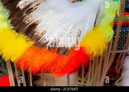 Keshena, Wisconsin, Stati Uniti. 2019-08-03 Annual Menominee Nation Pow Wow. Primo piano di un colorato abito da testa nativo con piume, pelliccia e perline. Foto Stock