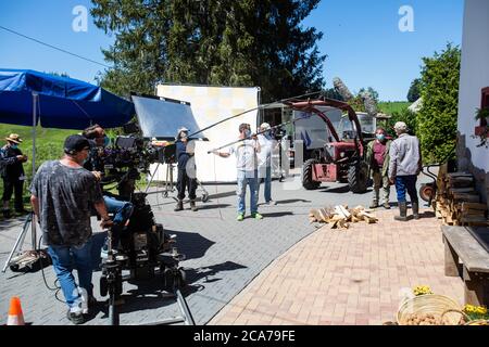 Furtwangen, Germania. 30 luglio 2020. Attori e cinefilm provano sul set del film e indossano maschere per bocca e naso. La serie SWR "die Fallers - Die SWR Schwarzwaldserie" è stata trasmessa dal 1994 e ha più di 1000 episodi ad oggi. La corona pandemia cambia e complica le riprese, in quanto deve essere osservato un rigoroso concetto di igiene. (A dpa ''i Fallers' si stanno mettendo in luce a causa di Corona') Credit: Philipp von Ditfurth/dpa/Alamy Live News Foto Stock