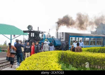 Darjeeling, India - circuito di Batasia sulla ferrovia di Darjeeling Himalayan in Darjeeling, Bengala Occidentale, India. Fa parte del Patrimonio Mondiale dell'Umanità. Foto Stock