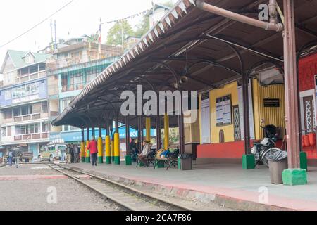 Darjeeling, India - Stazione ferroviaria di Ghum sulla Ferrovia dell'Himalaya di Darjeeling, Bengala Occidentale, India. Fa parte del Patrimonio Mondiale dell'Umanità. Foto Stock