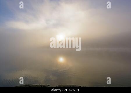 Sun Reflection sul lago Ottertrack nelle acque di confine del Minnesota Foto Stock