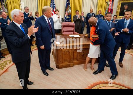 Washington, Stati Uniti d'America. 04 agosto 2020. Il presidente degli Stati Uniti Donald J. Trump e il vice presidente degli Stati Uniti Mike Pence partecipano al giuramento del generale Charles Q. Brown, in qualità di capo di stato maggiore dell'aviazione militare presso l'ufficio ovale della Casa Bianca a Washington, DC, martedì 4 agosto 2020. Credit: Doug Mills/Pool via CNP | Usage worldwide Credit: dpa/Alamy Live News Foto Stock