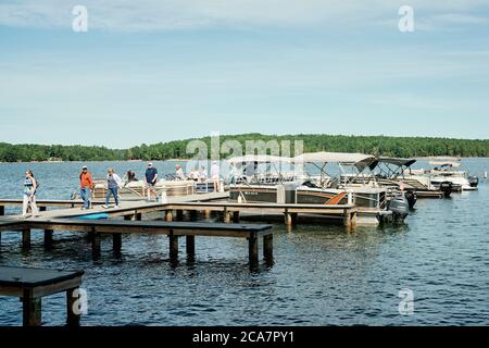 Attracchi e barche con barche legate al ristorante Kowaliga sul lago Martin, Alabama USA. Foto Stock