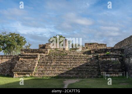 Una colonna di pietra in cima a una piramide sulla piattaforma Nord delle rovine precolombiane Zapotec di Monte Alban a Oaxaca, Messico. Patrimonio dell'umanità dell'UNESCO Foto Stock