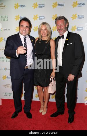 Sydney, Australia. 9 ottobre 2015. Ambasciatori e presentatori del Consiglio del cancro ‘il soggiorno’: Miguel Maestre con la moglie Sascha e Barry Du Bois arri Foto Stock