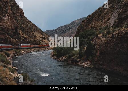 Allenati lungo il fiume arkansas nella gola reale in una giornata di sole Foto Stock