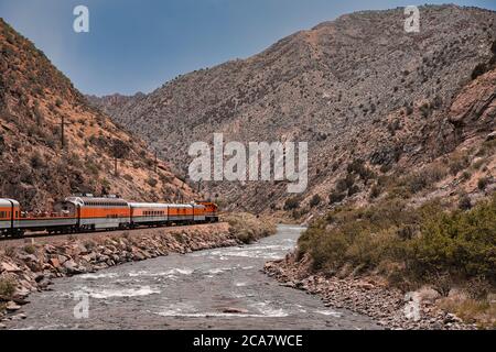 Royal Gorge treno motore accanto al fiume Arkansas nella gola reale in una giornata di sole vacanza Colorado e viaggio Foto Stock