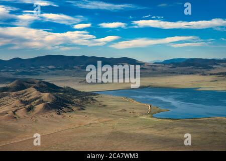 Lago alla fine di una strada. Vista delle colline e delle montagne dal giro in mongolfiera in colorado Foto Stock