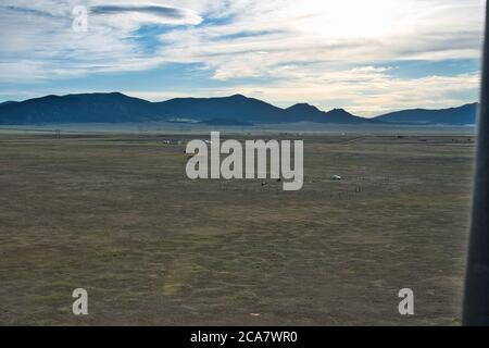 Vista delle colline in lontananza dell'aereo del colorado dalla mongolfiera Foto Stock