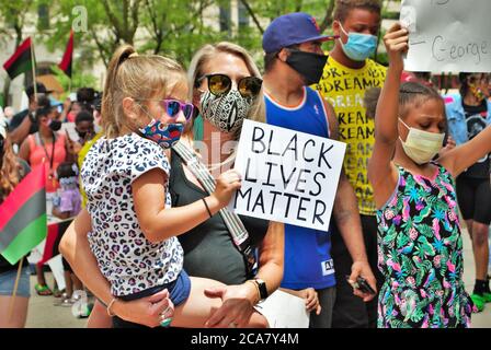 Dayton, Ohio, Stati Uniti 05/30/2020 manifestanti a una vita nera materia rally marciando lungo la strada tenendo segni e indossare maschere Foto Stock