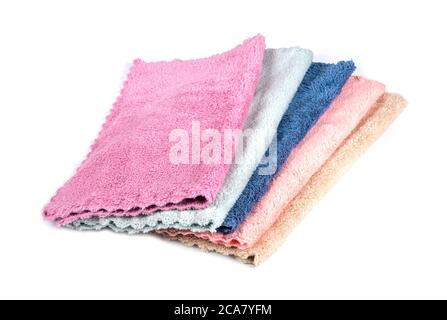 Set di asciugamani colorati in microfibra isolati su sfondo bianco Foto Stock