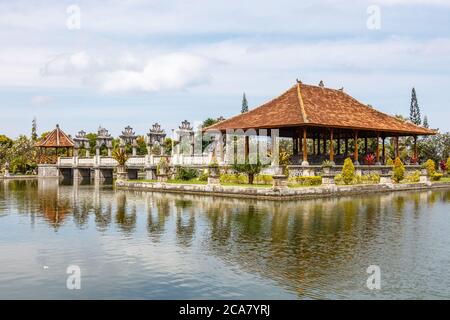 Old raja's Palace Taman Ujung Sukasada (Taman Ujung Water Palace), Karangasem, Bali Island, Indonesia Foto Stock