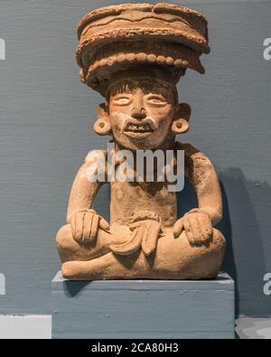 Un'urna funeraria Zapotec in ceramica di un uomo seduto. Monte Alban Site Museum, Oaxaca, Messico. Patrimonio dell'umanità dell'UNESCO. Foto Stock