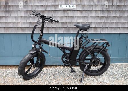 4' fat tire ebike nero pieghevole all terrain bicicletta elettrica Foto Stock