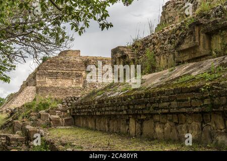 Una vista di dettaglio delle due piramidi del sistema M nelle rovine precolombiane Zapotec di Monte Alban a Oaxaca, Messico. Patrimonio dell'umanità dell'UNESCO. Foto Stock