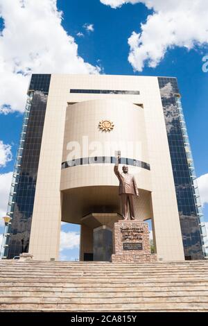 Windhoek, Namibia novembre 30 2016: Independence Memorial Museum si concentra sulla lotta per l'indipendenza in Namibia. La statua di Sam Nujoma è di fronte. Foto Stock