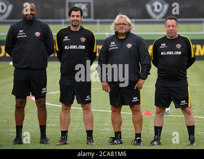 Dresda, Germania. 04 agosto 2020. Calcio: 3° campionato, calcio d'inizio SG Dynamo Dresden, AOK Plus Walter Fritz Academy. L'allenatore di dinamo Markus Kauczinski (r) è sul campo di allenamento con il nuovo portiere allenatore David Yelldell (l), il nuovo assistente allenatore Ferydoon Zandi (2° da sinistra) e assistente allenatore Heiko Scholz. Credit: Robert Michael/dpa-Zentralbild/dpa/Alamy Live News Foto Stock