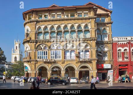 Edificio Elphinstone costruito in stile palazzo veneziano, cerchio Horniman, Mumbai, India; all'estrema sinistra: Cattedrale di San Tommaso, all'estrema destra.: Mumbai Samachar bldg. Foto Stock