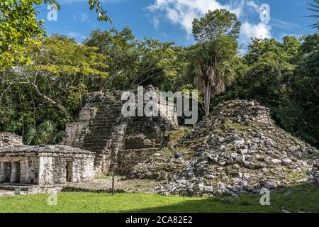 Struttura 7H-3 nelle rovine della città maya di Muyil o Chunyaxche nella Riserva Biosfera Mondiale di Sian Ka'an, in Quintana Roo, Messico. Foto Stock